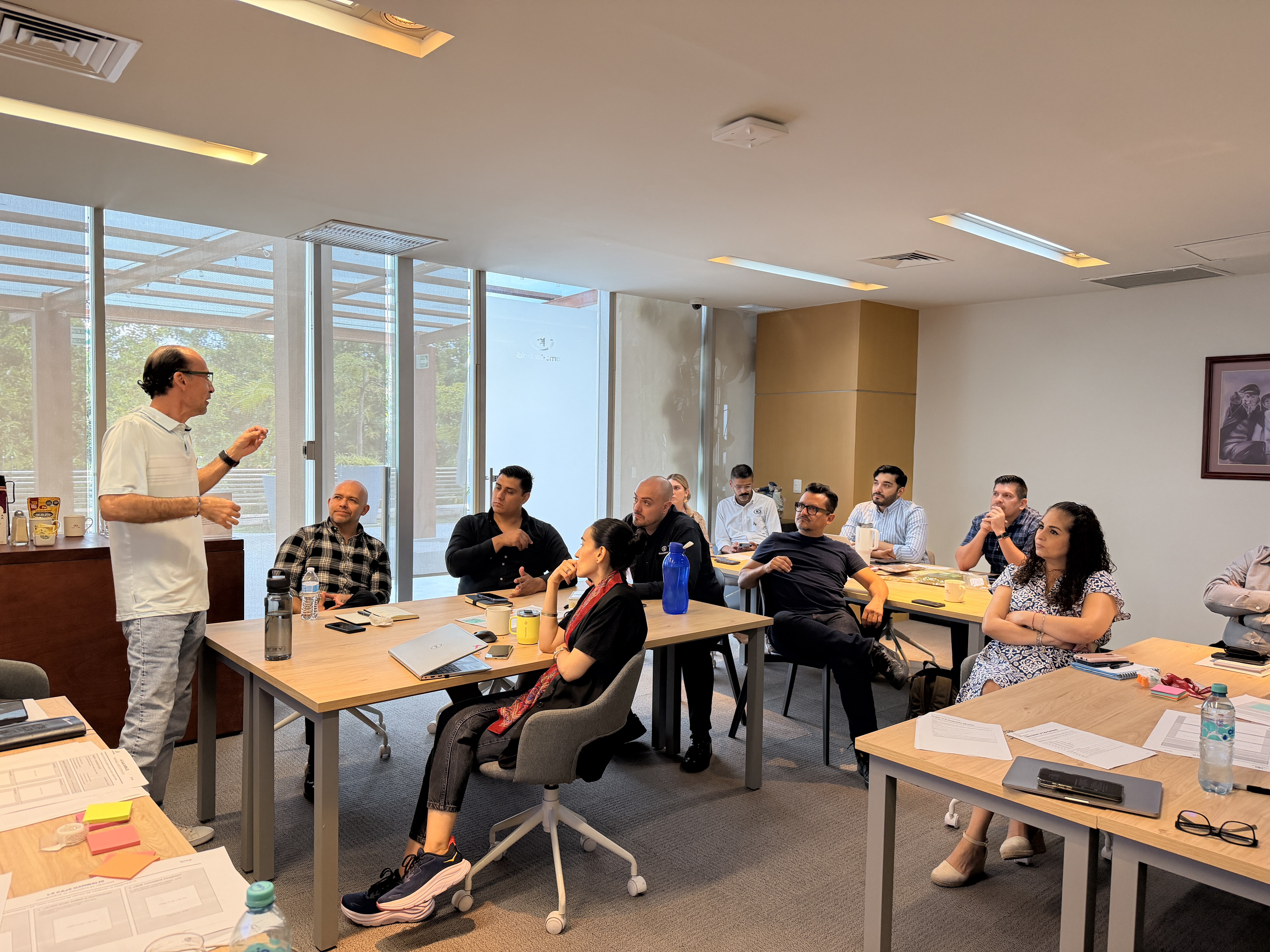 Sesión de facilitación estratégica — participantes anonimizados